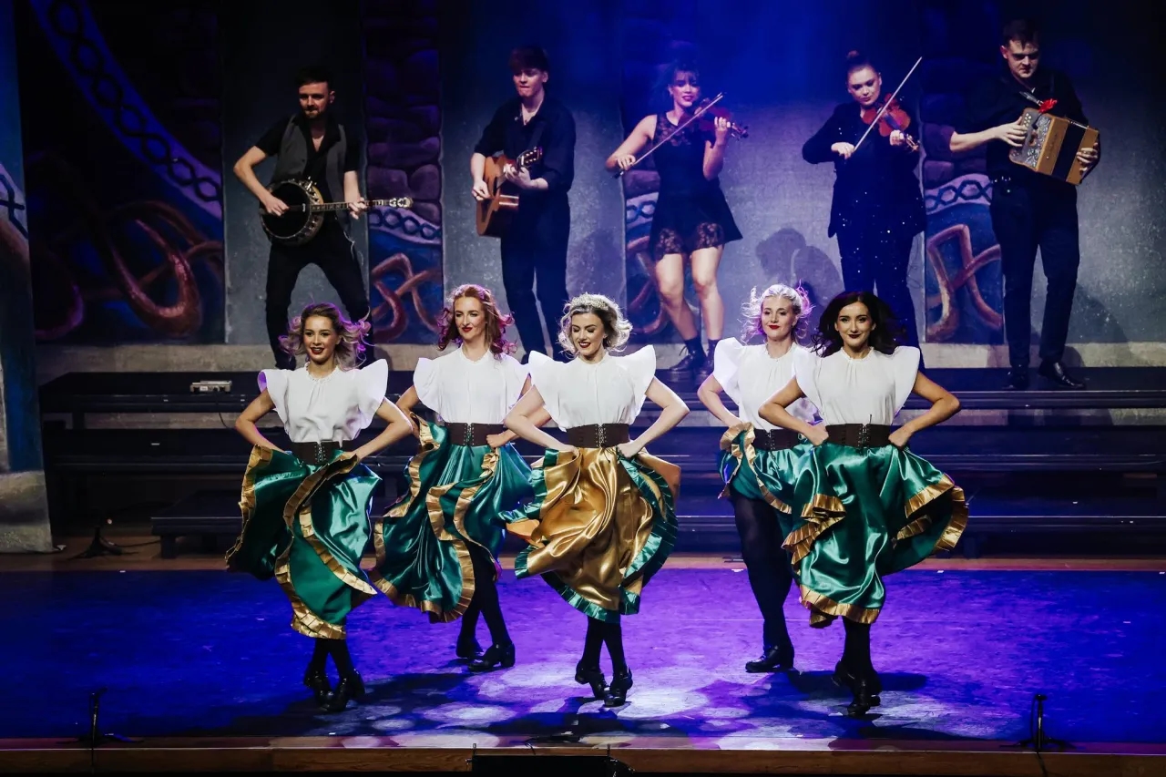 Wirująca poezja tańca: magiczny świat rozbawionej pary w ludowym rytmie