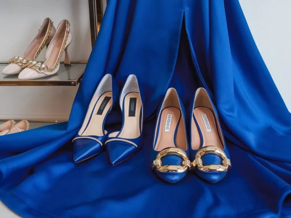 Idealne buty do szafirowej sukienki, które zachwyca na weselu