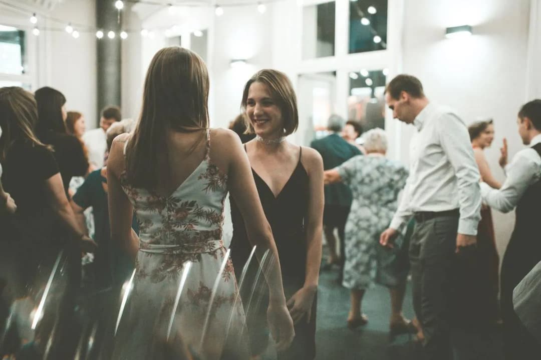 Czy wypada iść samemu na wesele? Porady i etykieta dla singli