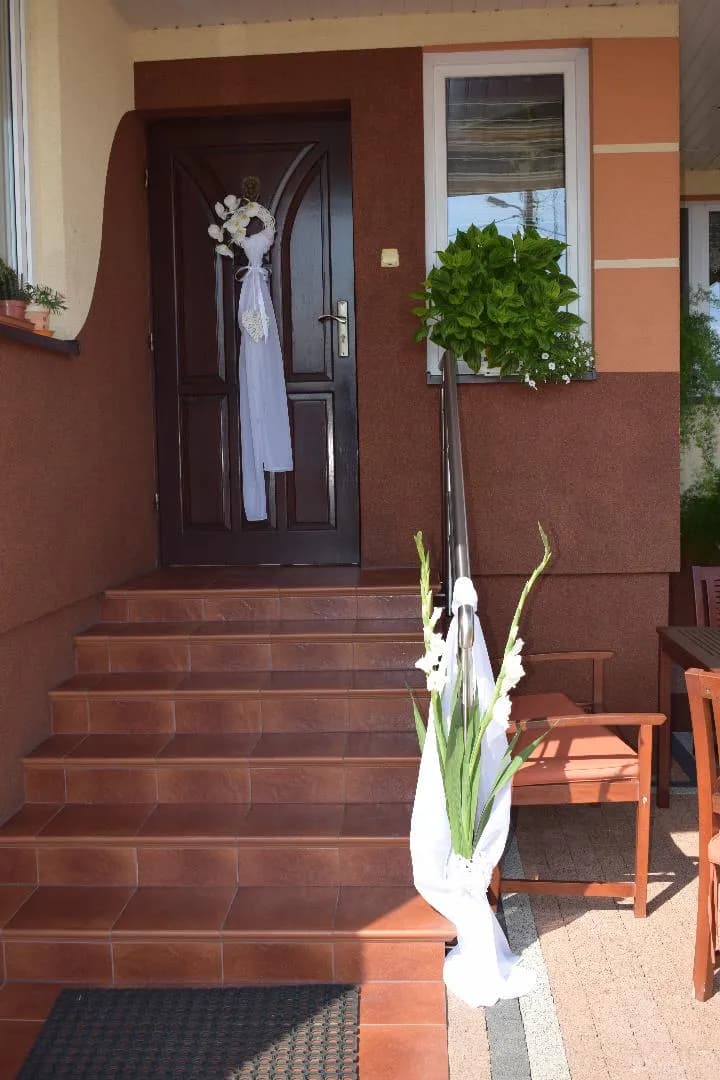 Tanie i kreatywne dekoracje domu na wesele bez stresu i wydatków