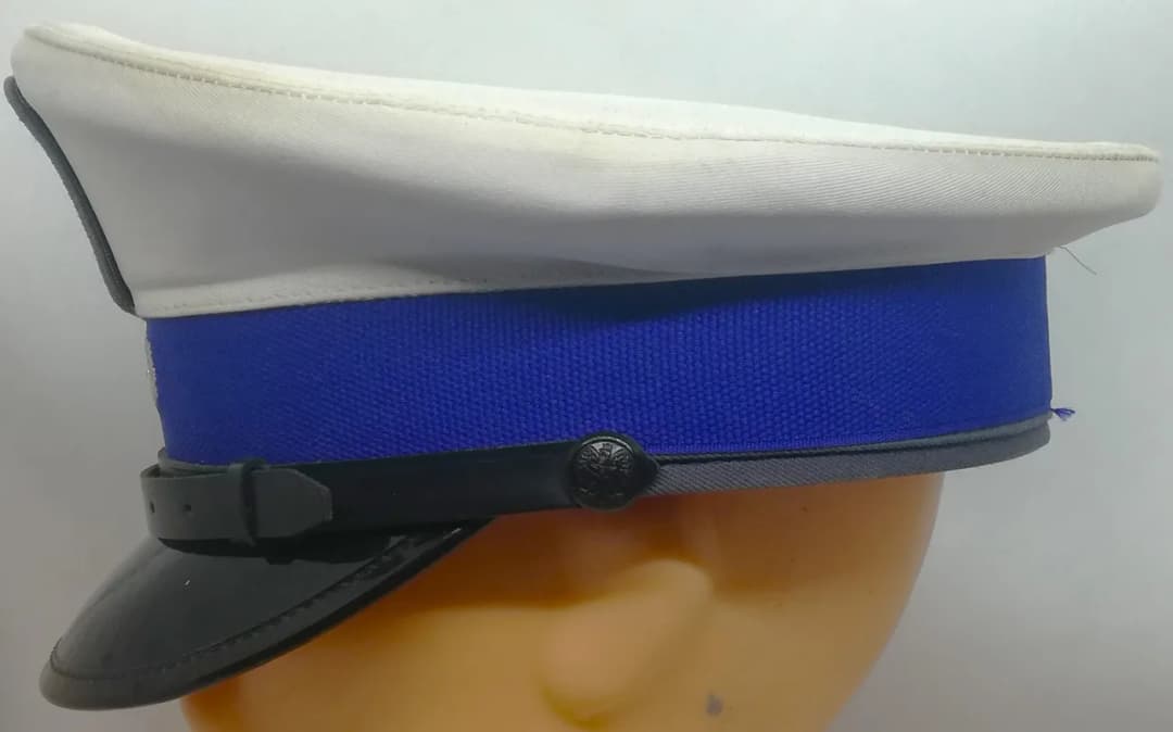 Czapka policjanta – wygląd, kolor i tajemnice służbowego nakrycia głowy