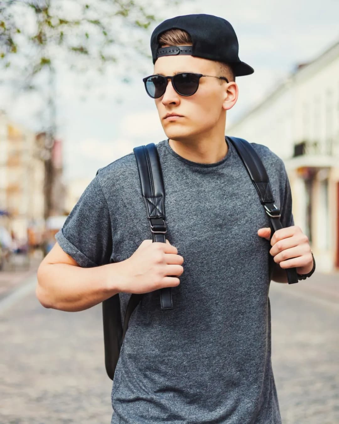 Modne stylizacje z czapką z prostym daszkiem. Unikaj wpadek i błędów!