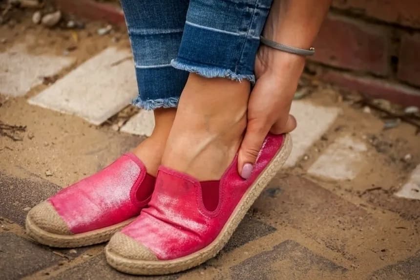Dlaczego buty obcierają pięty? Skuteczne sposoby na uciążliwe odparzenia